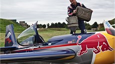 Martin Šonka připravuje svůj letoun Extro 300 SR. Martin Šonka připravuje svůj letoun Extro 300 SR.