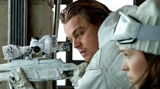 Leonardo DiCaprio a Ellen Page ve filmu Poátek (2010)