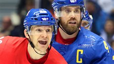 Patrik Eliá a Henrik Zetterberg pi prvním olympijském utkání eské hokejové...