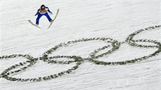 eský skokan Jan Matura v olympijskému závodu na velkém mstku. (15. února 2014)