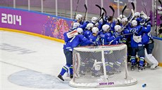 POSTUP. Slovintí hokejisté slaví výhru 4:0 nad Rakouskem.  (18. února 2014)