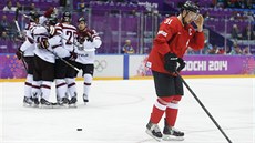 Švýcarský kapitán Mathias Seger odjíždí na střídačku po gólu lotyšského obránce... Švýcarský kapitán Mathias Seger odjíždí na střídačku po gólu lotyšského obránce...