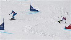 eská snowboardistka Ester Ledecká (vpravo) ve tvrtfinále paralelního obího
