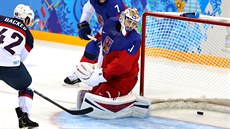 Po čtvrtém gólu Američanů šel střídat český gólman Ondřej Pavelec (na snímku),... Po čtvrtém gólu Američanů šel střídat český gólman Ondřej Pavelec (na snímku),...