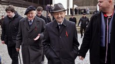Bývalí vysocí komunističtí funkcionáři Jan Fojtík (vlevo) a Milouš Jakeš (druhý... Bývalí vysocí komunističtí funkcionáři Jan Fojtík (vlevo) a Milouš Jakeš (druhý...