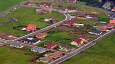 V Branišově, kde žije zhruba 250 lidí, by mohlo vyrůst 90 nových domů a z obce... V Branišově, kde žije zhruba 250 lidí, by mohlo vyrůst 90 nových domů a z obce...