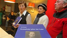 V českobudějovickém knihkupectví Kanzelsberger byla slavnostně pokřtěna kniha s V českobudějovickém knihkupectví Kanzelsberger byla slavnostně pokřtěna kniha s