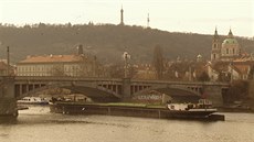 Nákladní vlečná loď z roku 1961, která bude zakotvena na náplavce u Nákladní vlečná loď z roku 1961, která bude zakotvena na náplavce u