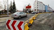 Dopravní omezení na Praské tíd v Hradci Králové kvli podemletému mostku.