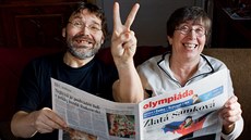 Rodiče Evy Samkové s výtiskem MF DNES, který si schovají na celý život. Rodiče Evy Samkové s výtiskem MF DNES, který si schovají na celý život.