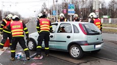 Vz Opel Corsa skonil pevrácený na stee v kiovatce Výkovické a Pavlovovy...