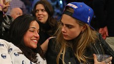 Cara Delevingne s opilou Rodriguezovou na basketbalovém zápase.