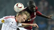 Kamerunský záložník Martin Abena (vpravo) při sparťanské premiéře. Takhle... Kamerunský záložník Martin Abena (vpravo) při sparťanské premiéře. Takhle...