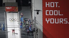 Momentka ze soute drustev skokan na lyích na olympijských hrách v Soi. 