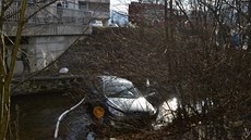 Muž usnul za volantem a sjel do potoka ve Vsetíně. Muž usnul za volantem a sjel do potoka ve Vsetíně.