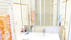Koupelna je vybavena sprchovým koutem a umyvadlem.