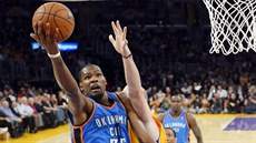 Kevin Durant (vlevo) z Oklahomy útočí na koš přes bránícího Chrise Kamana z Los... Kevin Durant (vlevo) z Oklahomy útočí na koš přes bránícího Chrise Kamana z Los...