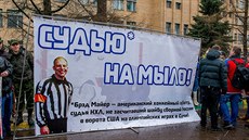Ruští demonstranti si před budovy americké ambasády přinesly i propracovaný... Ruští demonstranti si před budovy americké ambasády přinesly i propracovaný...