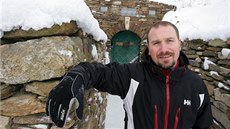 Abertamský starosta Zdeněk Lakatoš u vstupního portálu dolu Mauricius. Abertamský starosta Zdeněk Lakatoš u vstupního portálu dolu Mauricius.