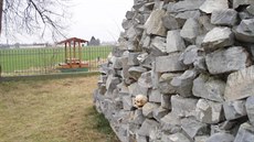 První ze dvou lebek nalezených na Perovsku leela na památníku pipomínajícím...