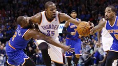Kevin Durant z Oklahoma City se prodírá ke koši New Yorku přes Raymonda Feltona... Kevin Durant z Oklahoma City se prodírá ke koši New Yorku přes Raymonda Feltona...