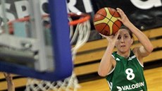 Eva Mrhálková z Valosunu Brno střílí na koš IMOS Brno. Eva Mrhálková z Valosunu Brno střílí na koš IMOS Brno.