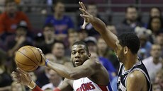 Greg Monroe (vlevo) z Detroitu v pivotmanském souboji s Timem Duncanem ze San... Greg Monroe (vlevo) z Detroitu v pivotmanském souboji s Timem Duncanem ze San...