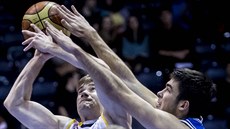 Michal Čarnecký (vlevo) z Pardubic míří na koš USK, brání ho Michal Mareš. Michal Čarnecký (vlevo) z Pardubic míří na koš USK, brání ho Michal Mareš.