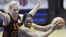 Magdalena Leciejewská (vlevo) z Polkowic brání Kiu Vaughnovou z USK. Magdalena Leciejewská (vlevo) z Polkowic brání Kiu Vaughnovou z USK.