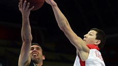 Vlado Ilievski (vpravo) z Nymburka blokuje pokus Morana Rotha z Maccabi Haifa. Vlado Ilievski (vpravo) z Nymburka blokuje pokus Morana Rotha z Maccabi Haifa.