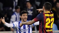 Carlos Vela (vlevo) ze San Sebastianu v debatě s barcelonským Danim Alvesem. Carlos Vela (vlevo) ze San Sebastianu v debatě s barcelonským Danim Alvesem.