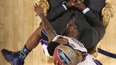 LETÍ. Ben McLemore posadil Shaquilla O´Neala na trn - a pak pes nj...