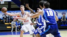 Jan Křivánek (vlevo) z USK Praha přihrává pod kolínský koš. Jan Křivánek (vlevo) z USK Praha přihrává pod kolínský koš.