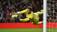 MÁM! Gólman Manchesteru United David De Gea zasahuje v zápase s Arsenalem.