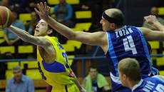 Momentka z basketbalového duelu mezi Ústím nad Labem (lutá) a Kolínem