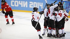 Kanadské hokejistky (v bílém) slaví triumf nad výcarkami a postup do finále...
