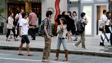 Mladí Japonci a hlavn Japonky si potrpí na luxusní obleení, pedevím drahé