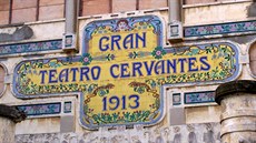 Průčelí Cervantesova divadla zdobí nápis ve stylu art deco Průčelí Cervantesova divadla zdobí nápis ve stylu art deco