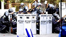 Thajtí policisté se snaí rozehnat demonstranty stelbou gumových projektil...