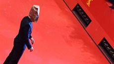 Shia LaBeouf dorazil na premiéru Nymfomanky s papírovým pytlem na hlav...