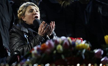 Julija Tymoenková ení na kyjevském Majdanu (22. února 2014)