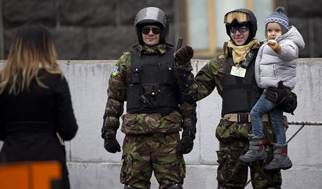 Radikální demonstranti se v Kyjev nyní tí povsti hrdin (24. února 2014)