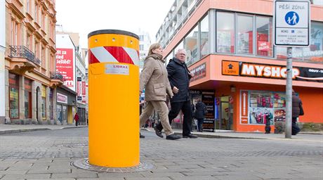 V kvtnu a v ervnu se Revoluní ulice autm znovu oteve. Na zkouku.