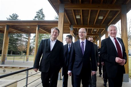 Premiér Bohuslav Sobotka (uprosted) a ministr zdravotnictví Svatopluk Nmeek...