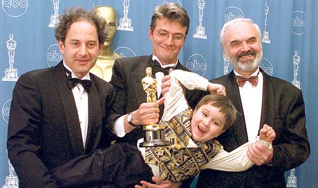 Oscara za nejlep neanglicky mluven film v roce 1997 pevzali producent Eric...