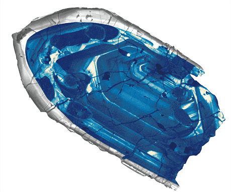 Krystal zirkonu z Jacks Hill je podle nových odhad starý 4.374 ± 0.006...