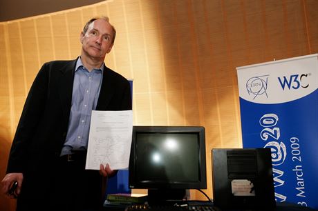 Tim Berners-Lee pzuje u serveru NeXT, na kterm bela jeho prvn webov...