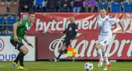 Posila slováckých fotbalist Jaroslav Divi (vpravo) v akci