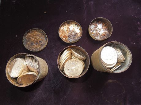 Plechovky plné mincí, které pár nael pi venení psa v Kalifornii.