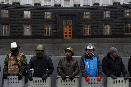 Lidé na Majdanu zvládli na sebe pevzít vechny 'státní' funkce vetn hlídání budovy parlamentu.